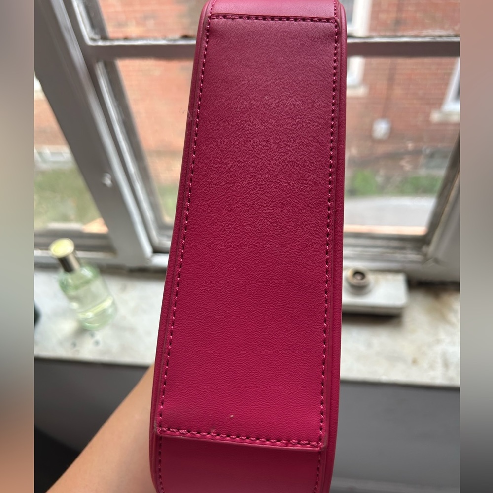 Super cute fuchsia shoulder bag with gold hardware - Picture 3 of 6